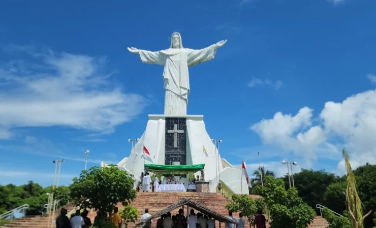 Patung Kristus Raja Okaba